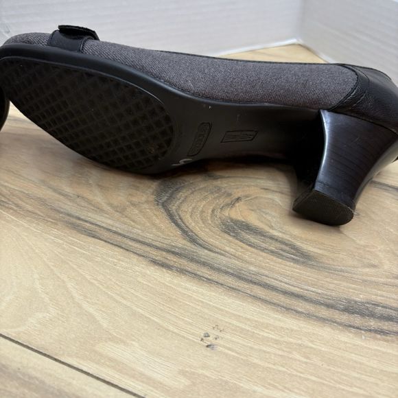Aerosoles Super Cute Black and Gray Heels Pumps Size 9.5 With Cute Buckle Detail - Picture 8 of 9